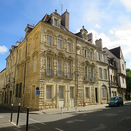 Benigne Malyon Lejlighed